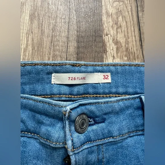 Levi’s Woman’s Medium Wash Sturdy Western Distressed 726 Flare Jeans Size 32 - Picture 5 of 12